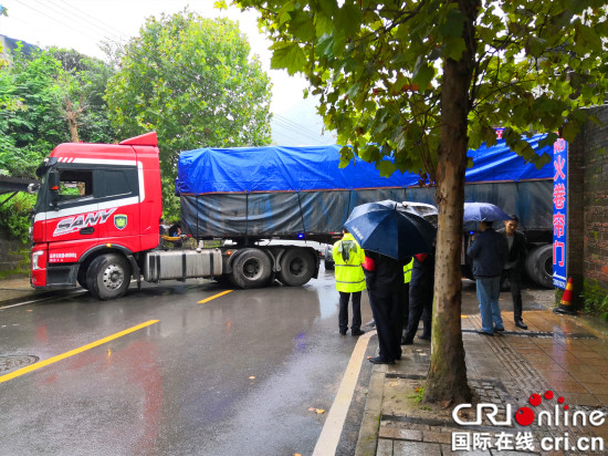 【法制安全】男子因路面堵塞險錯過考試  重慶巴南民警及時送考