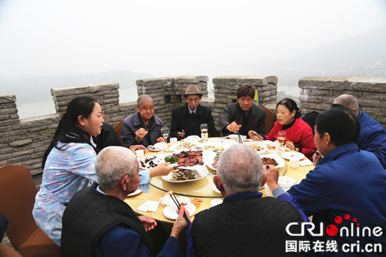 【CRI專稿 列表】重慶涪陵美心紅酒小鎮舉行重陽節主題活動