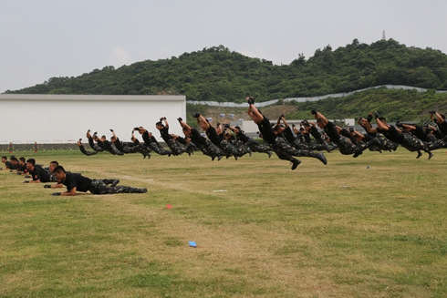 澳門學生軍事夏令營開營 駐澳部隊表演拳術