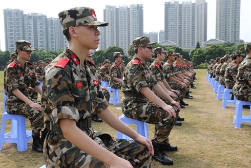 澳門學生軍事夏令營開營 駐澳部隊表演拳術