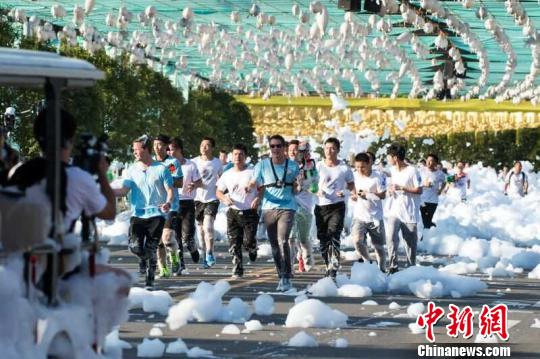 “漢語橋”10強選手舉行火熱“泡泡跑”