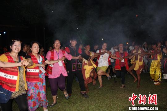 台灣參訪團海南保亭檳榔谷參加篝火晚會度“七夕”