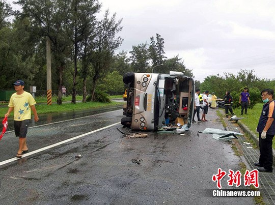 大陸游客在台灣遭遇車禍 1人死亡13人受傷