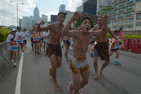 中環海濱8000人跑街馬 選手扮“泰山”“恐龍”參賽