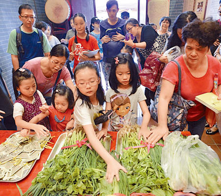 開學季 香港數百學子拜文昌帝君“開筆”