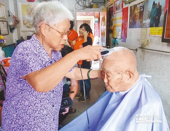 大陸夫妻因當年戰火分離兩岸 半世紀後重逢度余生