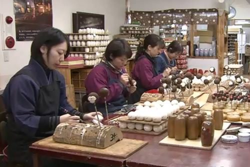 日本群馬縣製作小猴木偶人裝點新年 表情可愛