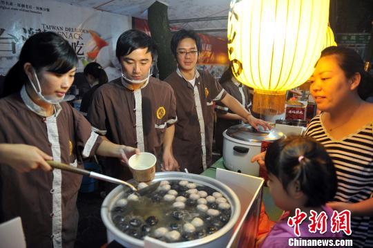 南昌市民正在購買台灣小吃新竹貢丸