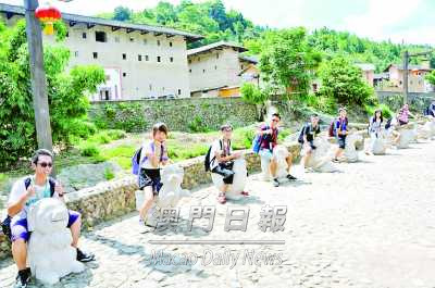 澳門優異生遊覽永定土樓讚客家文化博大精深