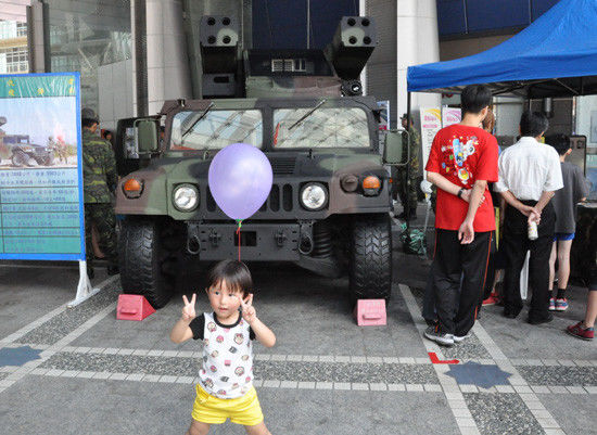 台灣新竹舉辦防務展示民眾爭睹導彈車等武器（圖）