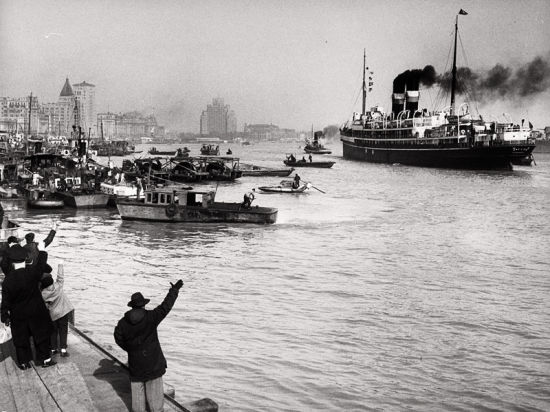 1949年初，上海黃浦江畔，在碼頭送行的市民。攝影/Jack Birns