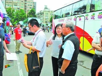 台灣嚴查假大陸客自由行團攔檢遊覽車打擊亂象