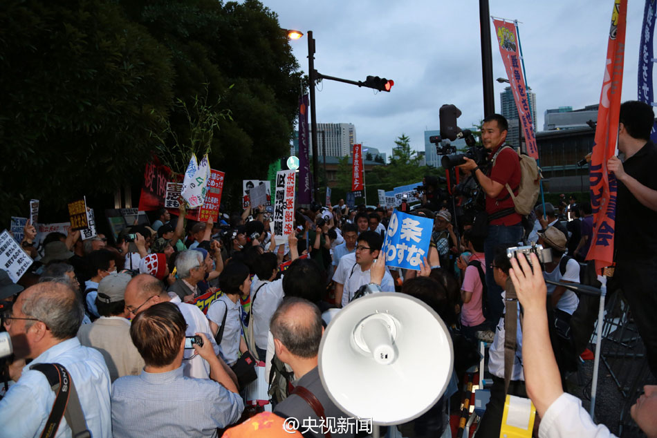 日本民眾首相官邸外集會抗議解禁集體自衛權