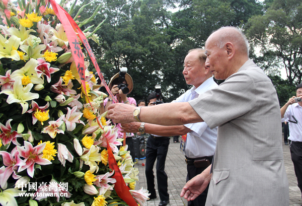 黃埔軍校同學會會長林上元（右）和台灣退役上將、中華戰略學會理事長王文燮共同整理花籃輓聯。