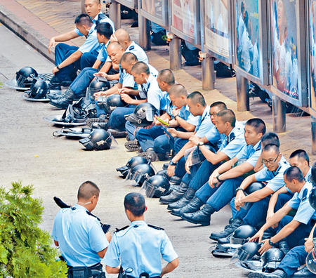 香港警長因佔中加班200小時誘發心臟病命危