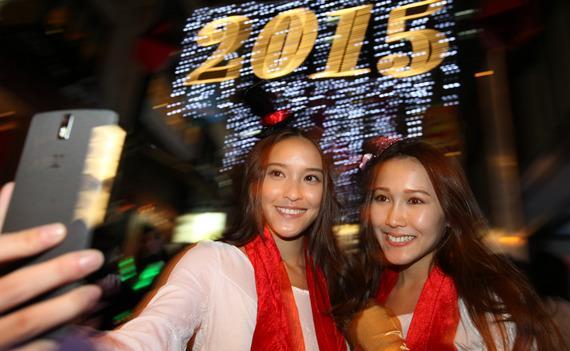 香港數十萬民眾維港兩岸倒數迎新年