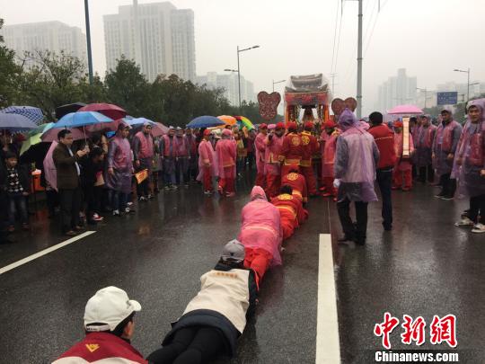 “慧聚媽祖”回鑾返昆 兩岸上萬民眾雨中恭迎