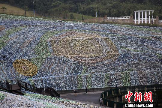 台灣基隆400萬個塑膠瓶組成“星空草原” 倡環保、關懷弱勢