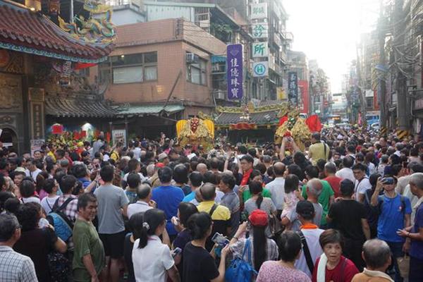 湄洲媽祖抵達台灣基隆 千人巷道迎駕祈福