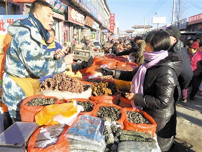 鎮上年貨街 引來城裏人