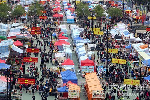 香港年宵市場開幕 維園年花熱賣幹貨生意冷