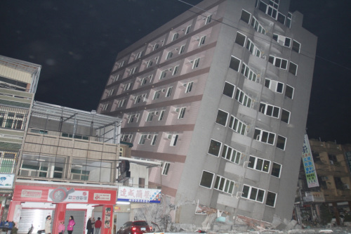 台灣高雄地震台南多處樓房傾倒 馬英九抵應變中心