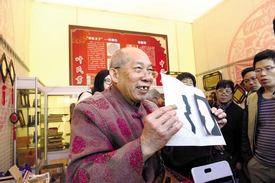 69歲老人剪紙50餘年 自創“蝴蝶剪紙”法