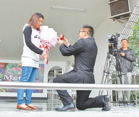 男老師當眾向女老師下跪求婚 3000師生齊喊：嫁給他