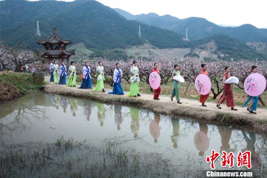 浙江奉化萬畝桃花盛粧開 漢服少女尋香覓春蹤