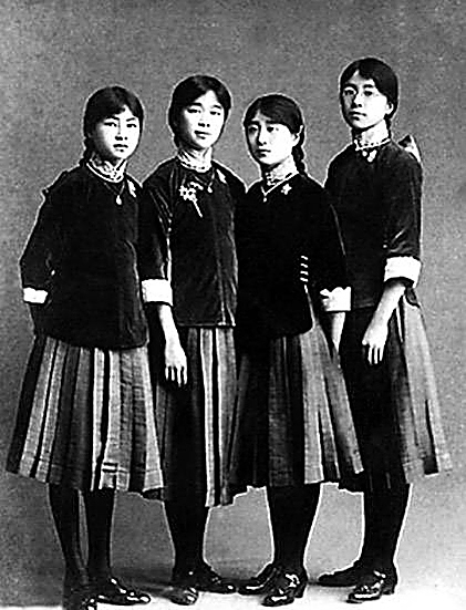 1916年，培華學校的女子校服，左一是林徽因