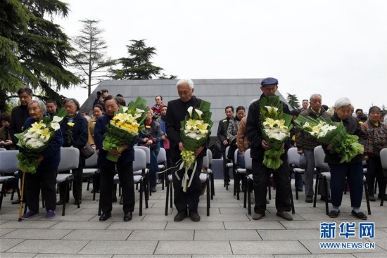 南京大屠殺倖存者及死難者遺屬舉行“清明祭”儀式