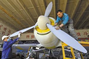 男子自建航空航天館 按原型造出兩架逼真戰鬥機