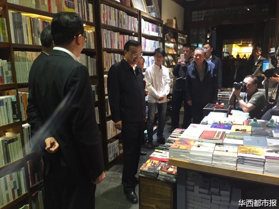 李克強夜逛成都書店掏錢買書 稱支持實體書店