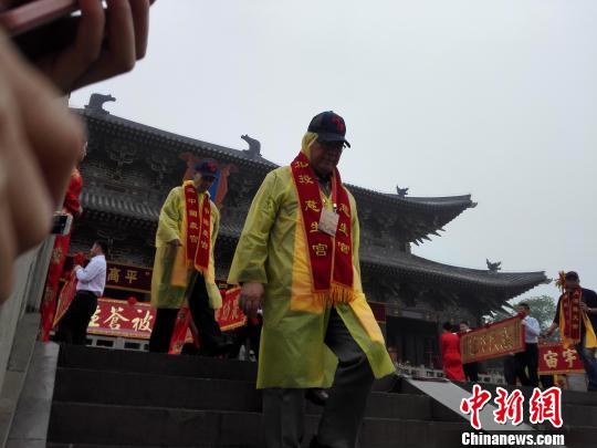 海峽兩岸3000余人山西高平冒雨拜炎帝