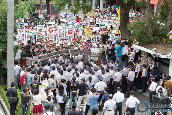 臺豬農強翻闖民意機構 抗議美豬進口