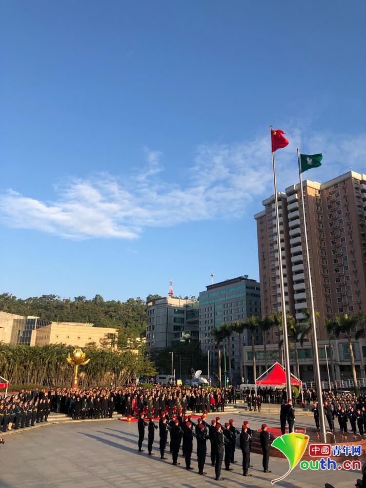 同升一面五星紅旗 港澳臺青年的新年願望