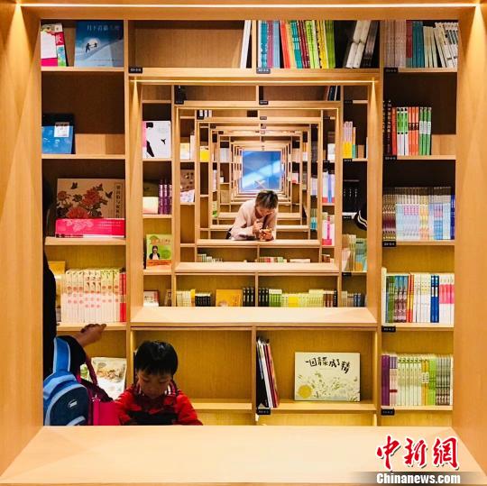 再現“深夜書店” 上海書迷的告別與迎接