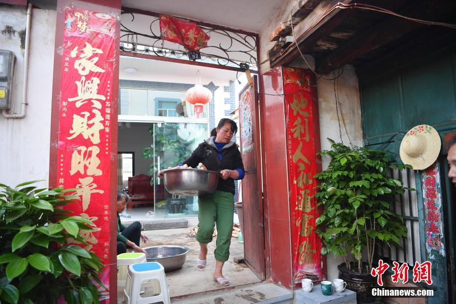 雲南建水挖藕人