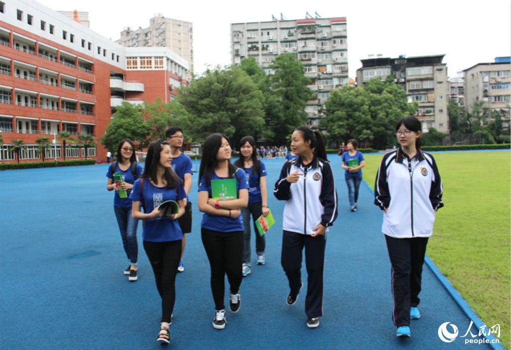 香港青年交流團訪鄂 與內地學子展開交流