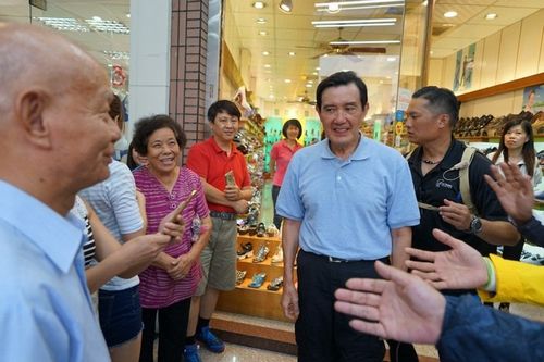 馬英九南投埔裏鞋店挑鞋 民眾搶著握手合照（圖）