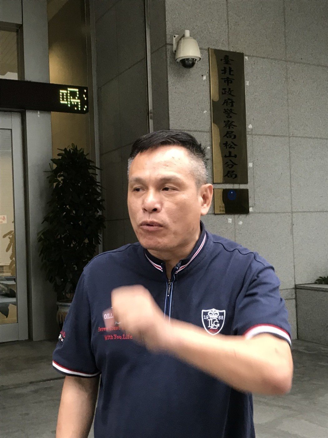 向日駐臺機構潑紅漆人士：警察告訴我若非穿警服也想這麼幹