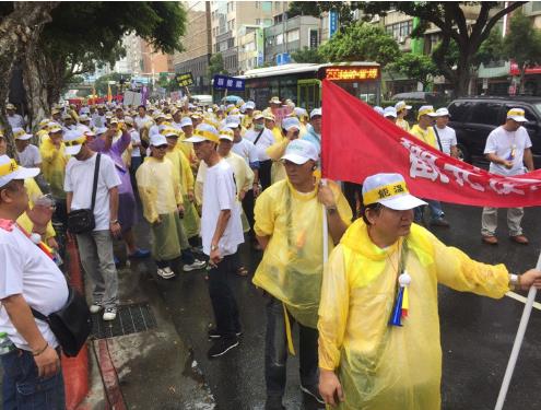 蔡英文視察部隊時，上萬民眾上街喊“兩岸一家親”