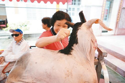 台灣南投家長檯風天帶孩子祭孔 風雨中拔“智慧毛”