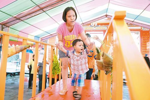 台灣南投家長檯風天帶孩子祭孔 風雨中拔“智慧毛”