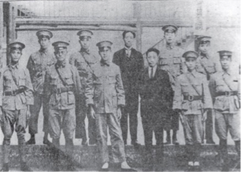 1925年聶榮臻（前排右三）與黃埔軍校政治部全體職員合影