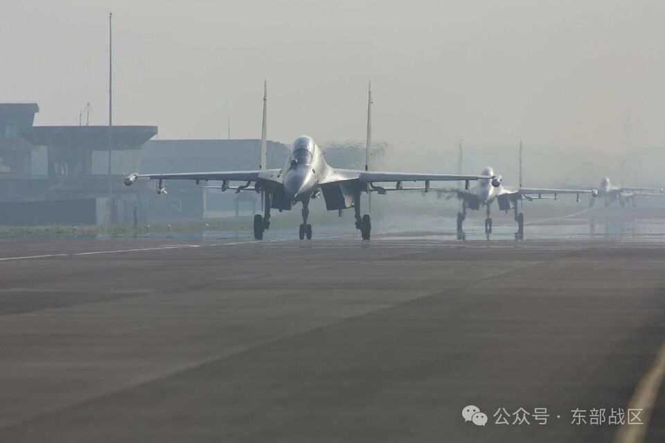 戰機升空、軍艦戰巡 東部戰區持續位台島周邊演習最新照片發佈