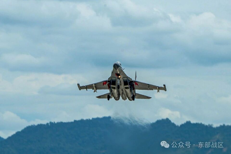 戰機升空、軍艦戰巡 東部戰區持續位台島周邊演習最新照片發佈