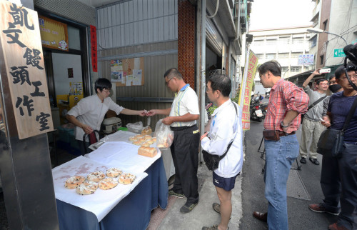 麵包師拍攝陳水扁散步遭恐嚇 民眾力挺他搶購麵包