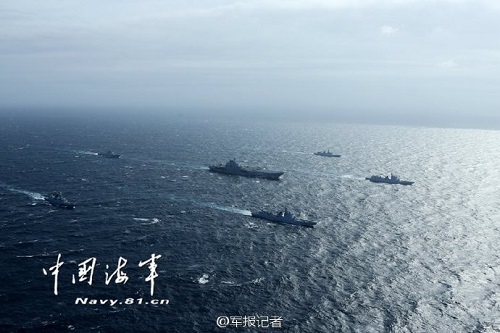 殲-15艦載機首次在南海起降航母