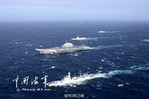 殲-15艦載機首次在南海起降航母